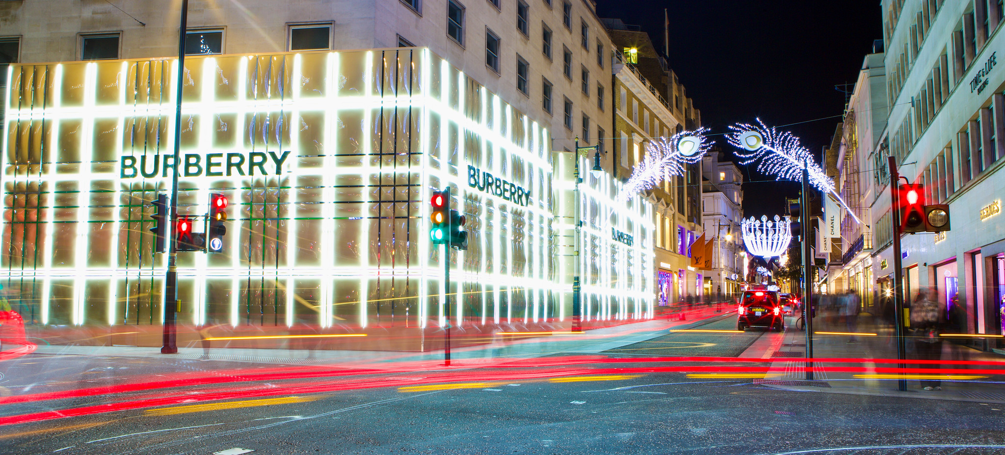 Burberry Illuminated Hoardings to replicate a handbag