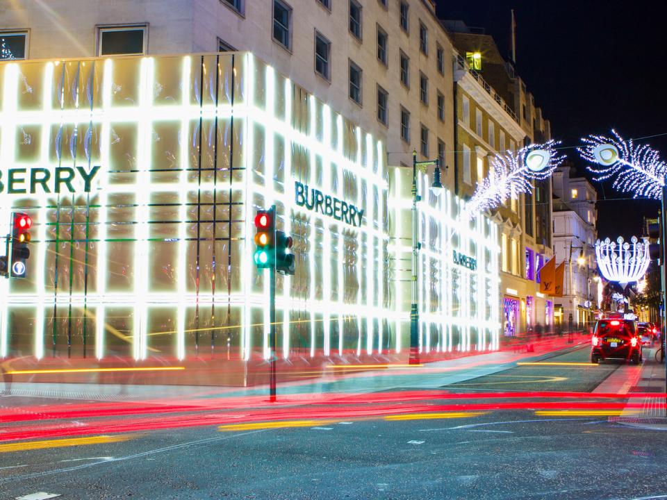 Burberry Illuminated Hoardings to replicate a handbag